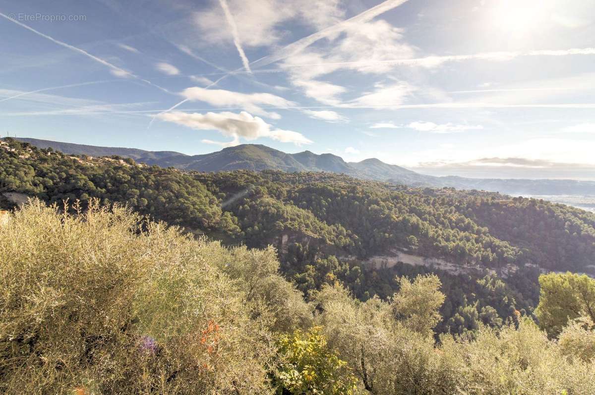 Appartement à LA ROQUETTE-SUR-VAR