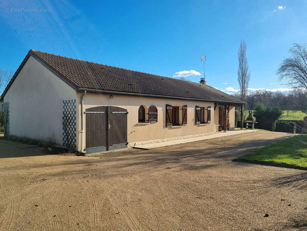 Maison à SAINT-YAN