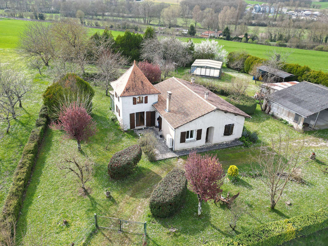 Maison à MONTMOREAU-SAINT-CYBARD