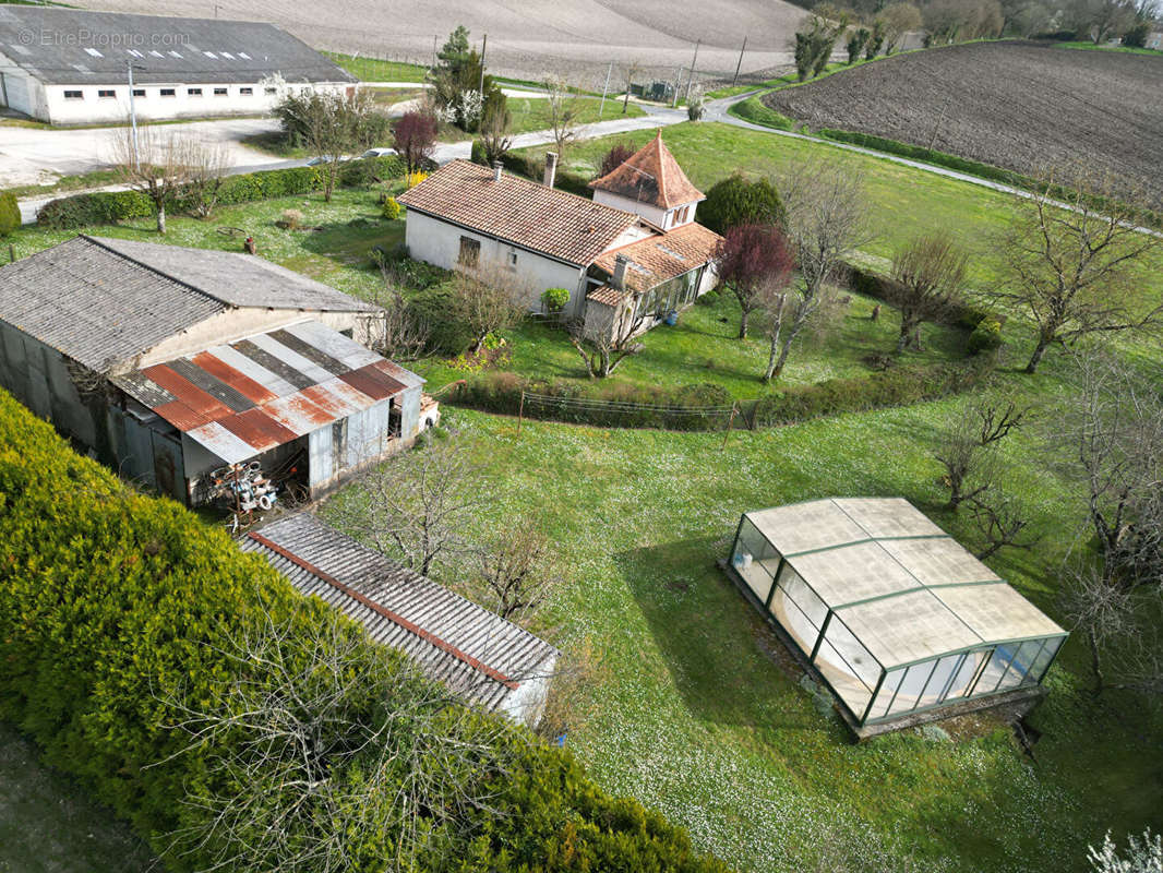 Maison à MONTMOREAU-SAINT-CYBARD