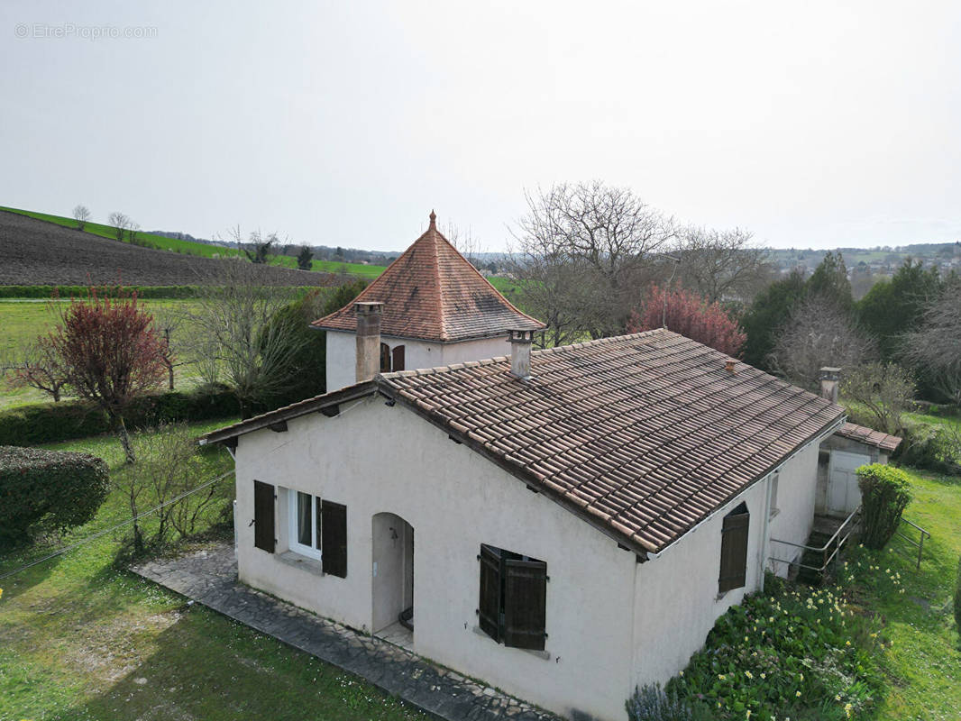 Maison à MONTMOREAU-SAINT-CYBARD