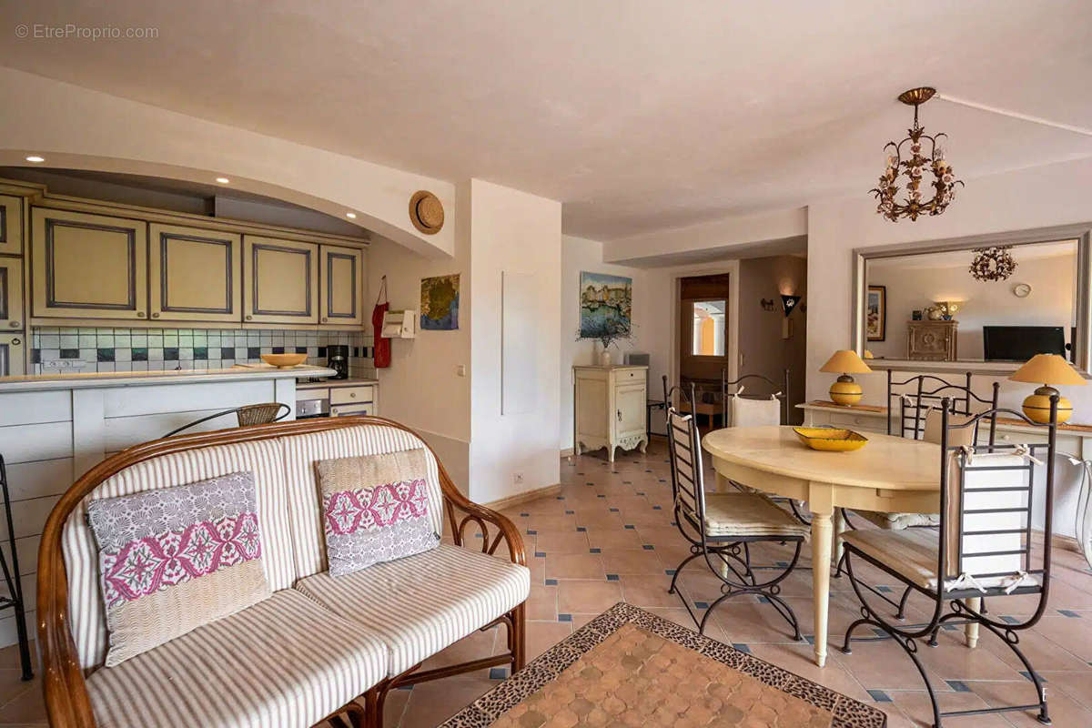 Appartement à ROQUEBRUNE-SUR-ARGENS