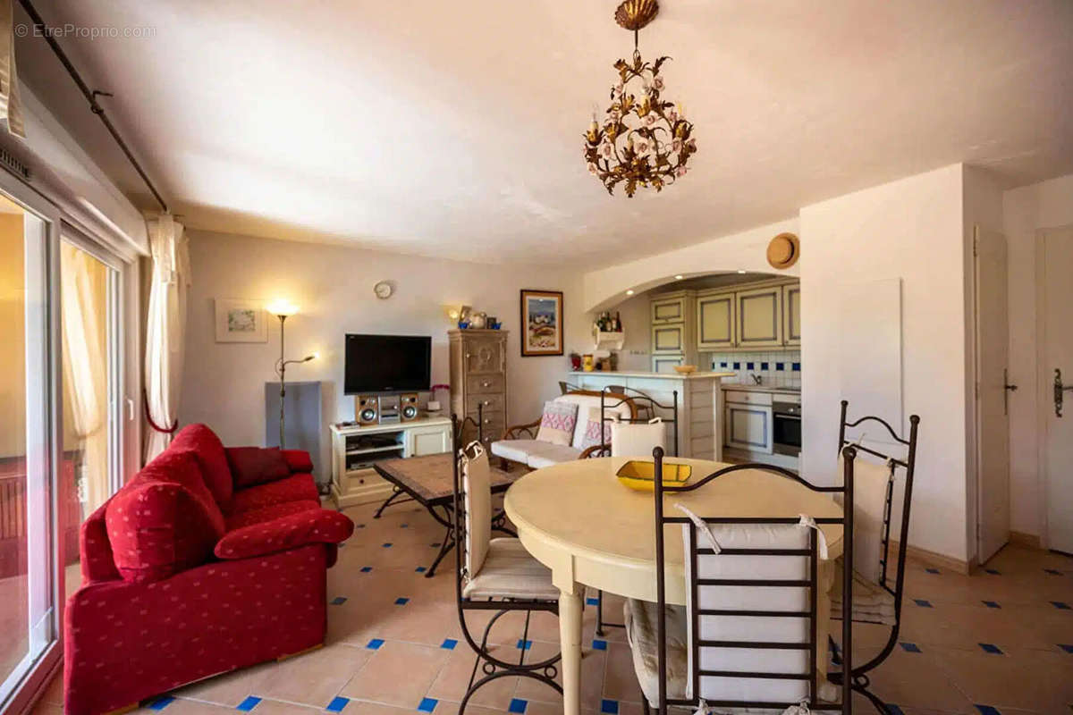 Appartement à ROQUEBRUNE-SUR-ARGENS