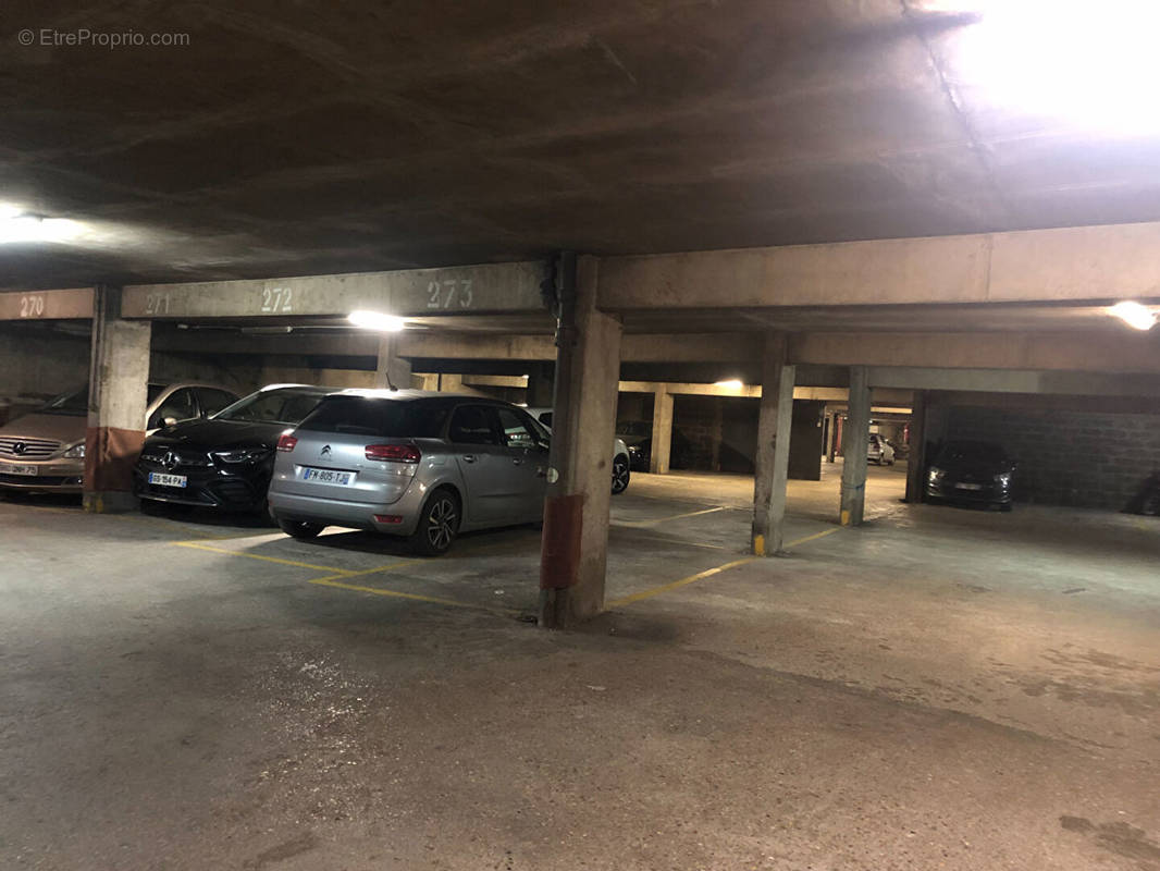 Parking à PARIS-16E