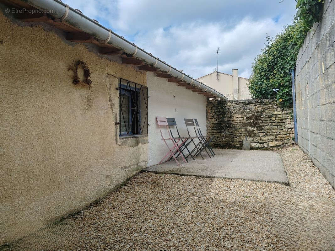 Maison à CHAMPAGNE-LES-MARAIS