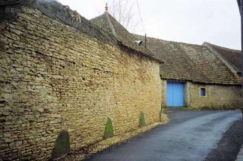 Maison à DUN-SUR-AURON