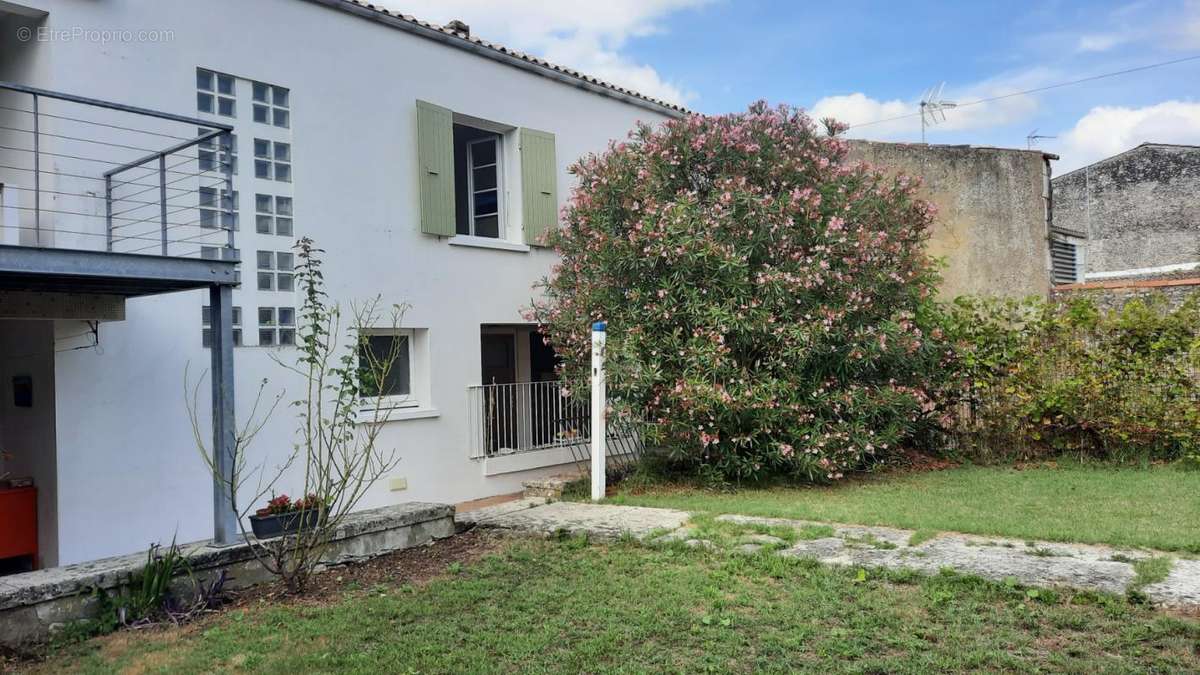 Maison à MARENNES