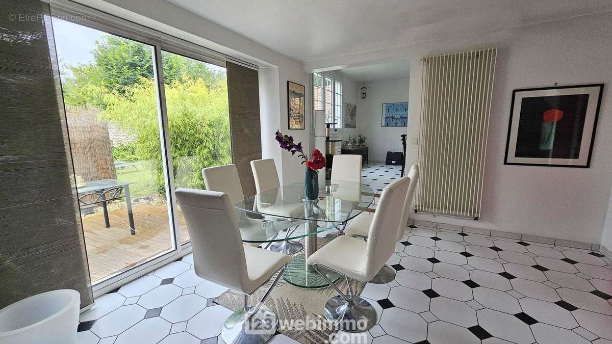 Un espace salle à manger très lumineux avec un accès sur une terrasse. - Maison à MILLY-LA-FORET