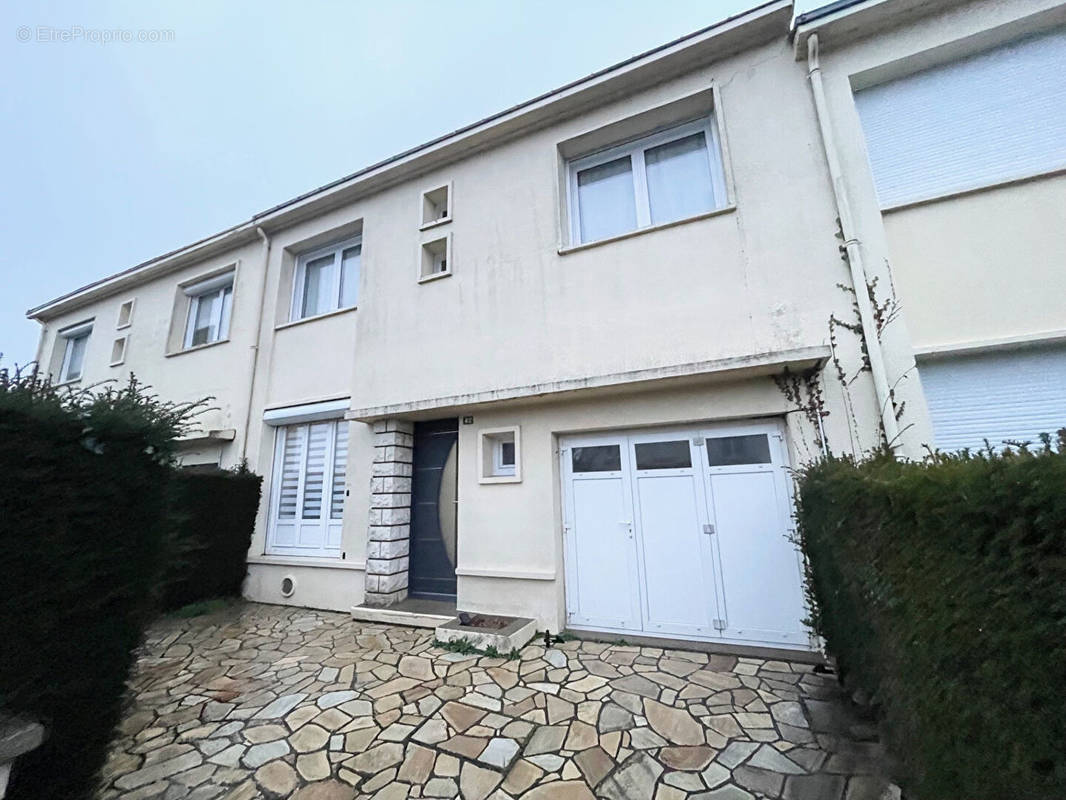 Maison à SAINT-MACAIRE-EN-MAUGES