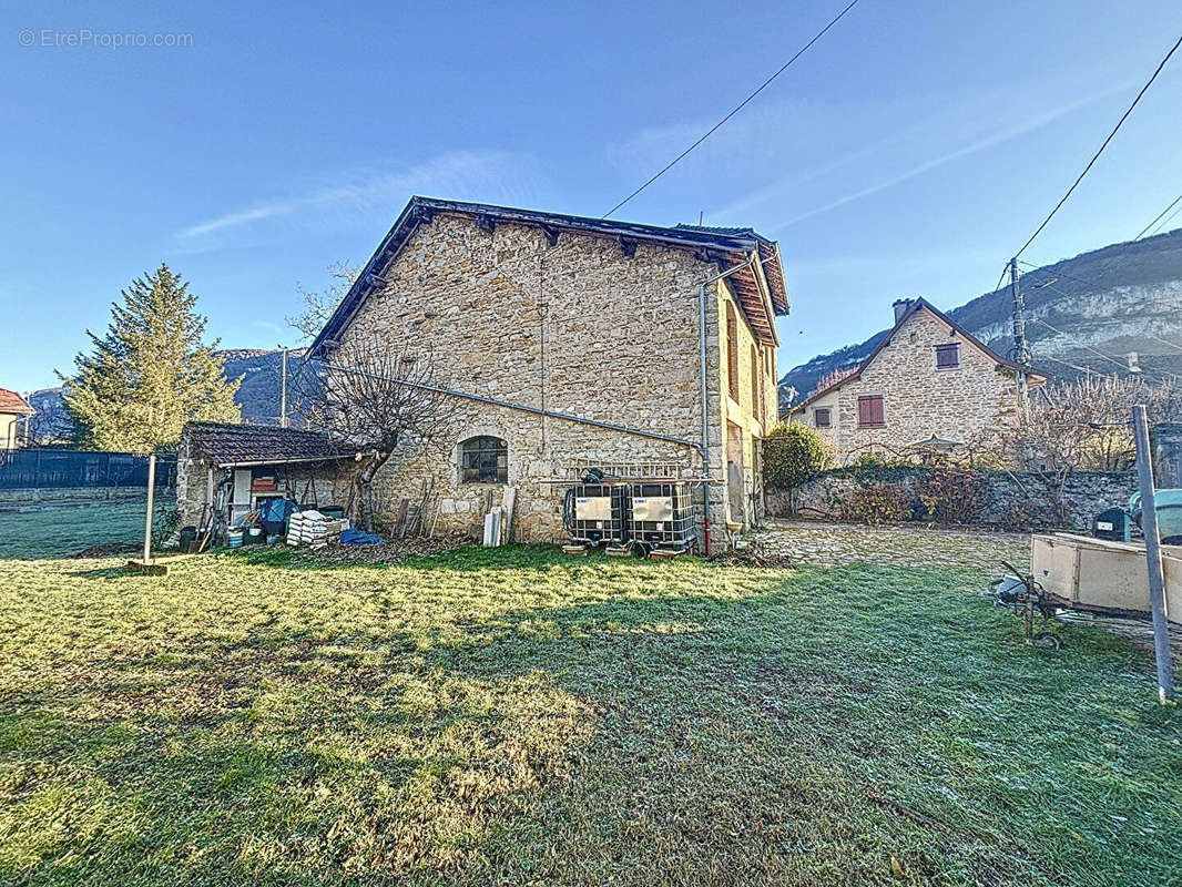 Maison à SERRIERES-DE-BRIORD