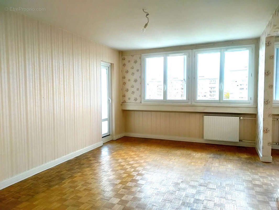 Appartement à PIERRE-BENITE