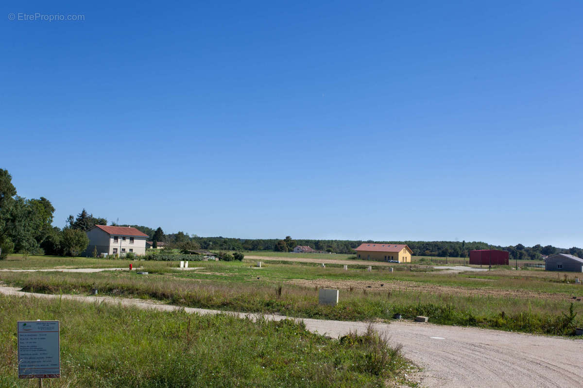 Terrain à SAINT-GENIS-SUR-MENTHON