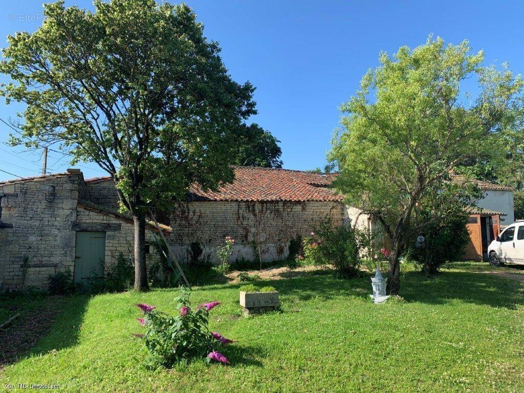 Maison à CHEF-BOUTONNE