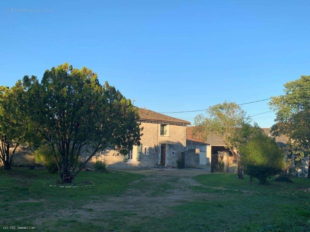 Maison à CHEF-BOUTONNE