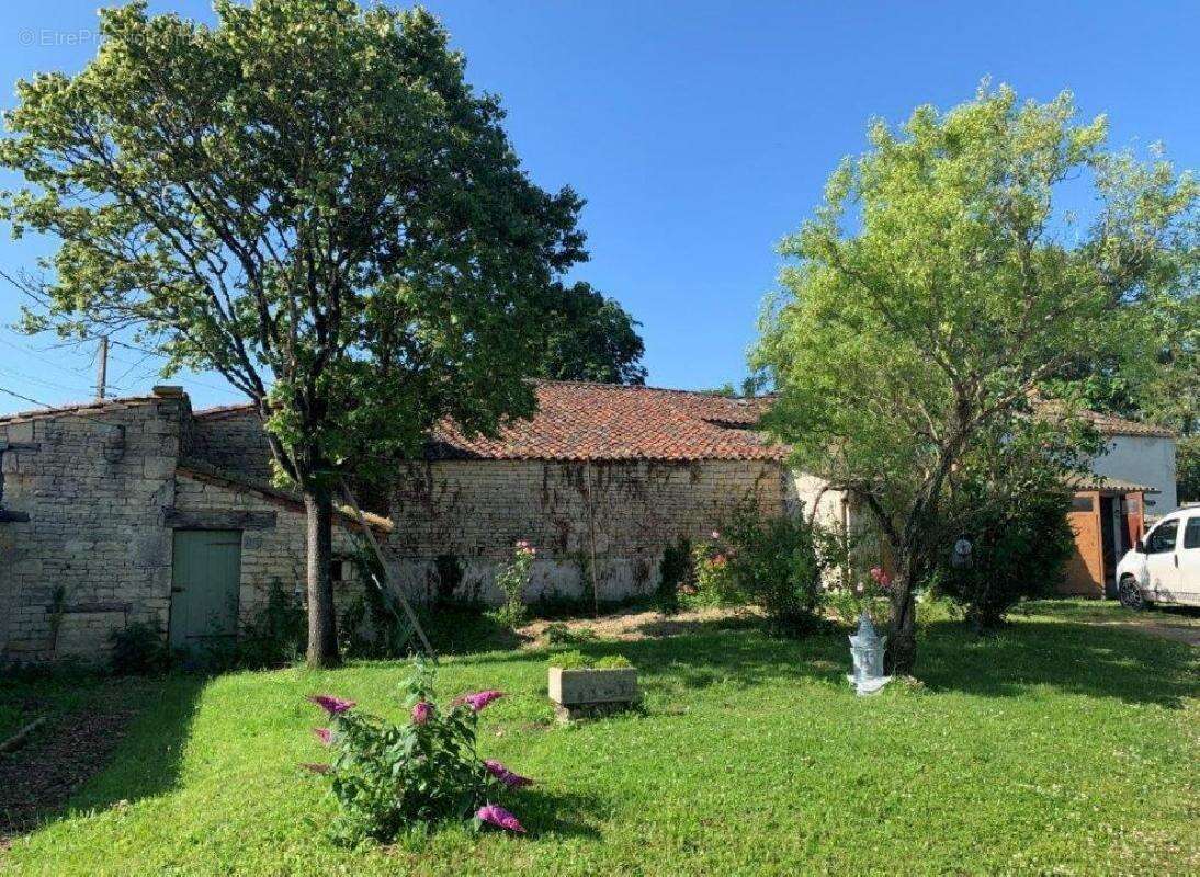 Maison à CHEF-BOUTONNE