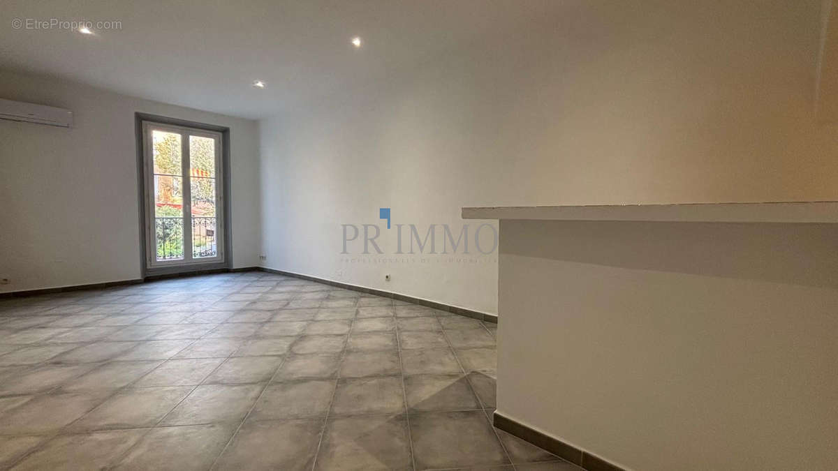 Appartement à ROQUEBRUNE-SUR-ARGENS