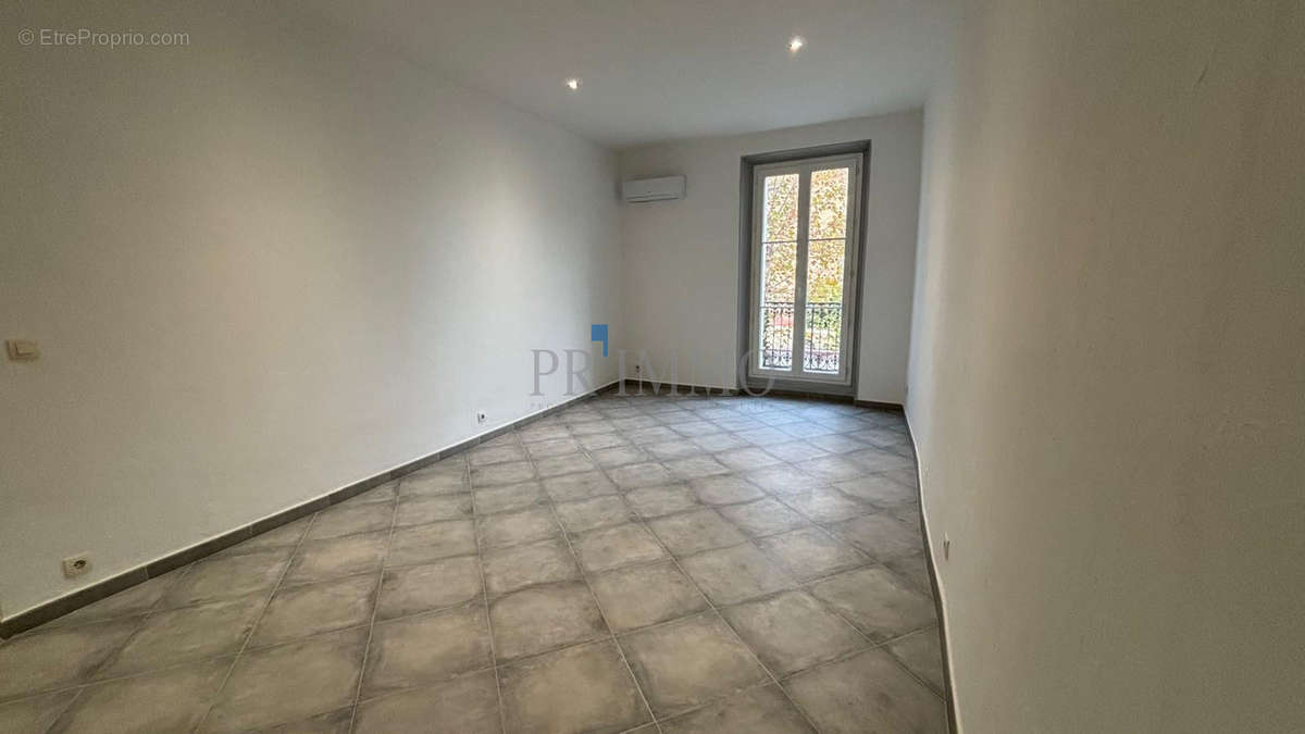 Appartement à ROQUEBRUNE-SUR-ARGENS