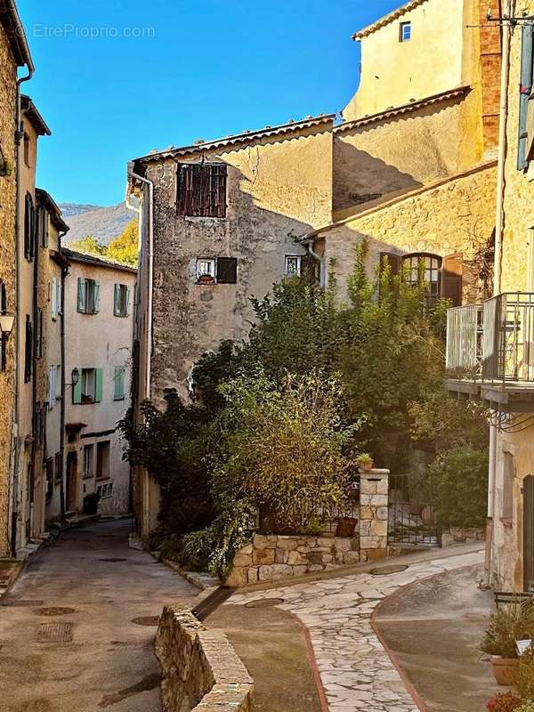 Maison à CHATEAUNEUF-GRASSE