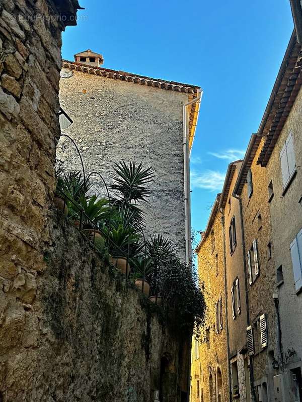 Maison à CHATEAUNEUF-GRASSE