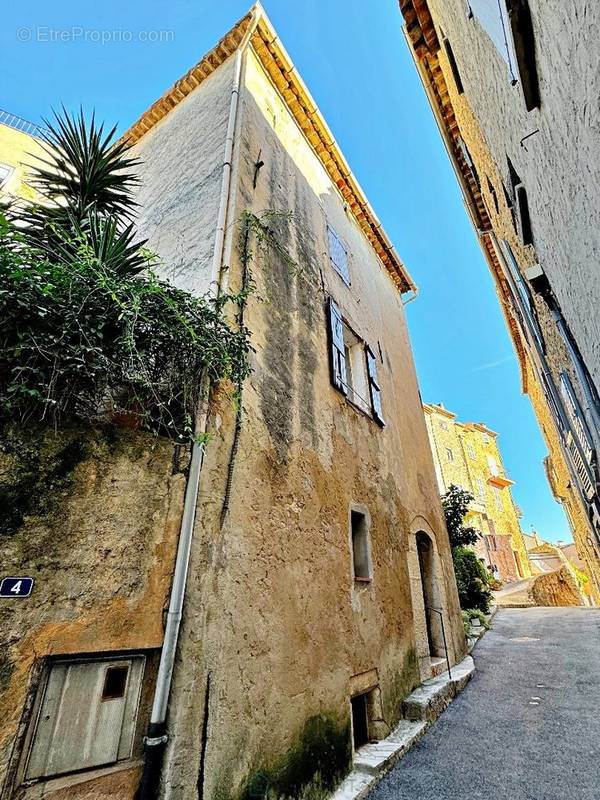 Maison à CHATEAUNEUF-GRASSE