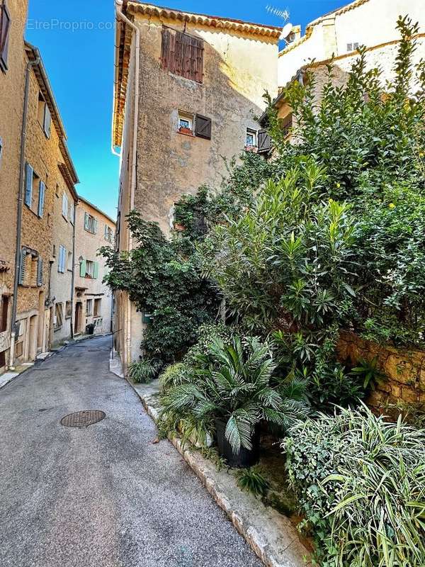 Maison à CHATEAUNEUF-GRASSE