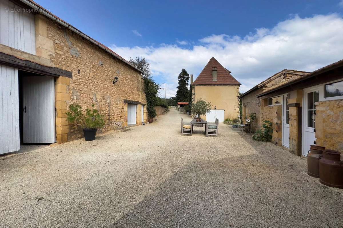 Maison à SAINT-LEON-SUR-VEZERE