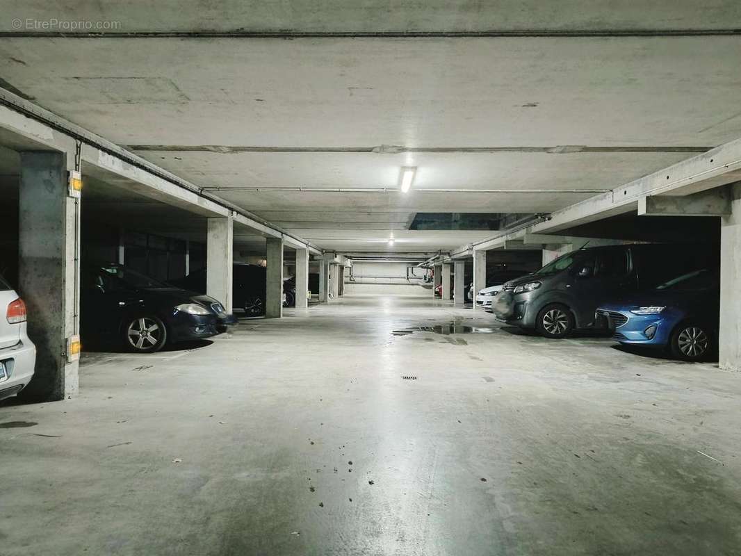   - Parking à ANGERS