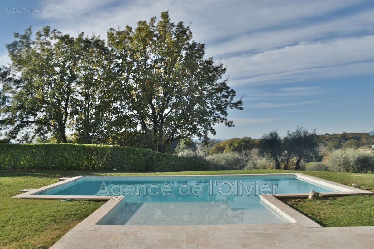 Maison à CHATEAUNEUF-GRASSE