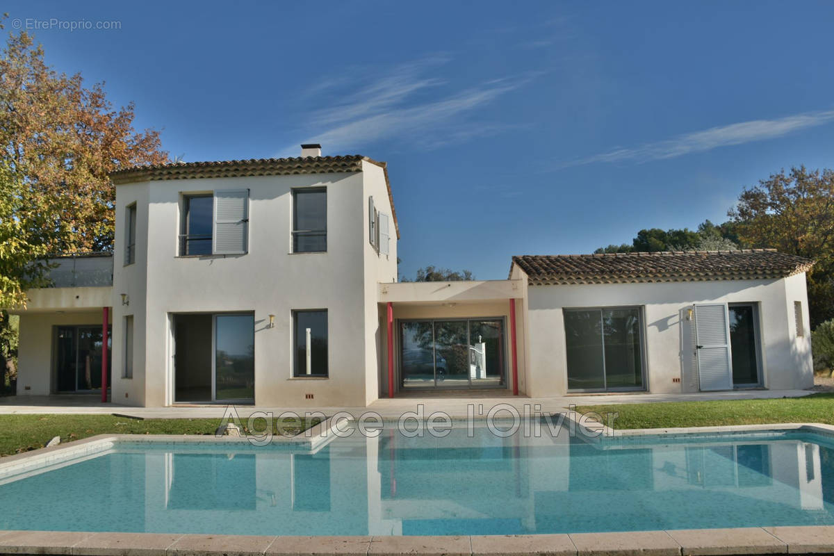 Maison à CHATEAUNEUF-GRASSE