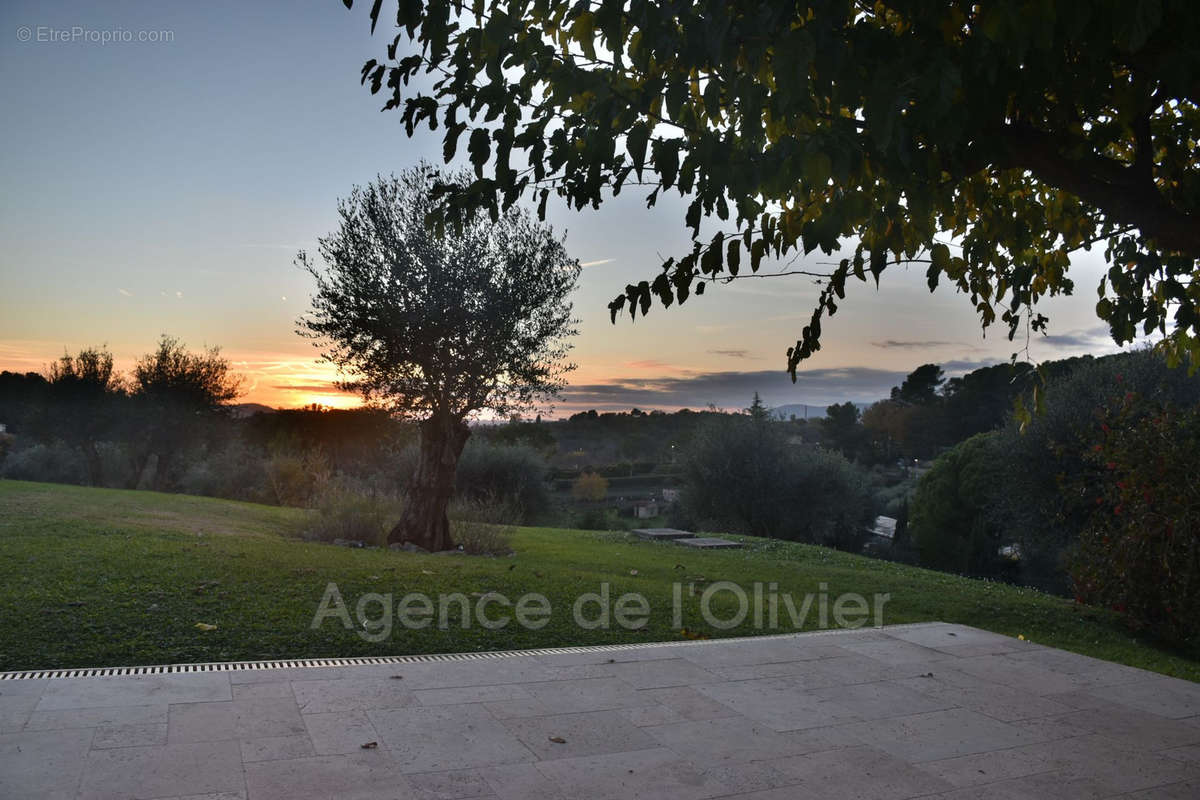 Maison à CHATEAUNEUF-GRASSE