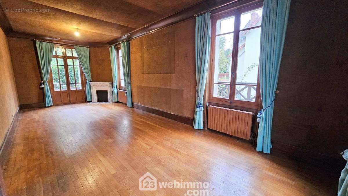 Un spacieux séjour de 31 m² avec sa cheminée. - Maison à MILLY-LA-FORET