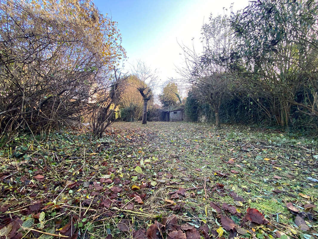 Terrain à NEUILLY-SAINT-FRONT