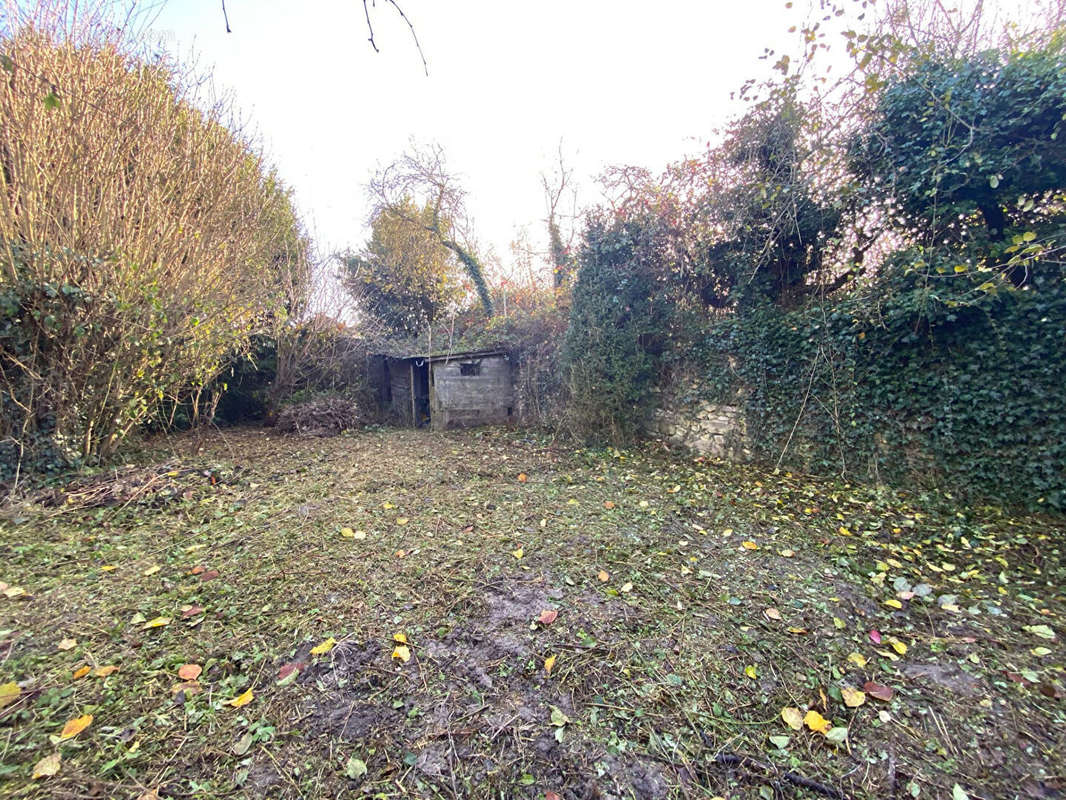 Terrain à NEUILLY-SAINT-FRONT