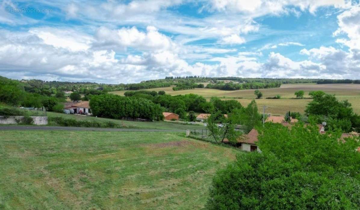 Terrain à MORNAC