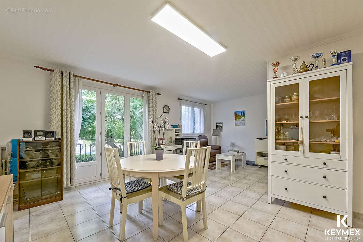 Appartement à EZANVILLE