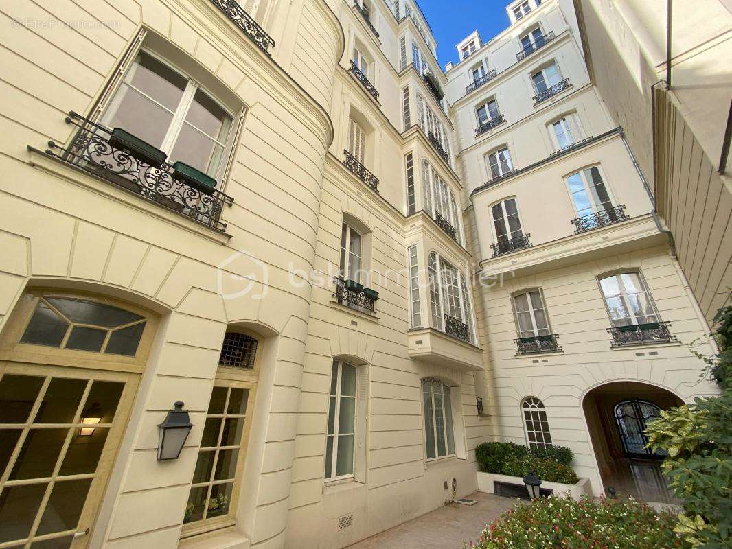 Appartement à PARIS-8E