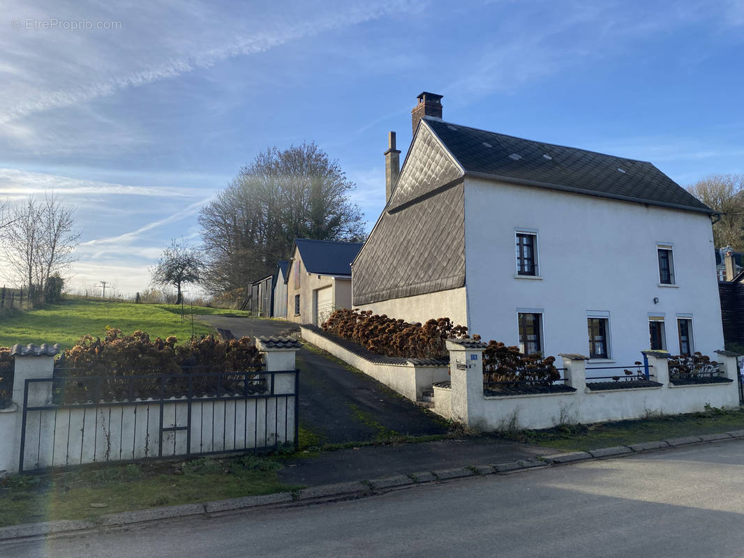 Maison à AUBENTON