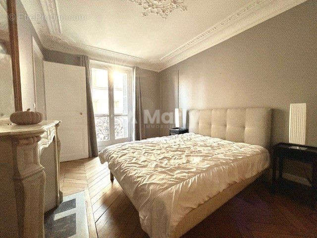 Chambre - Appartement à PARIS-9E