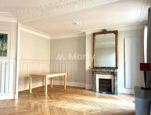 Salon &amp; Salle à manger  - Appartement à PARIS-9E