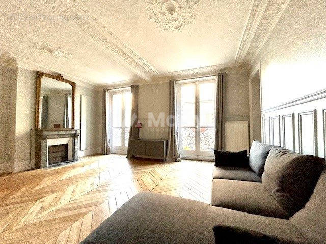 Salon &amp; Salle à manger  - Appartement à PARIS-9E