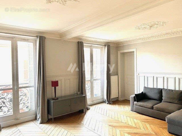 Salon &amp; Salle à manger  - Appartement à PARIS-9E