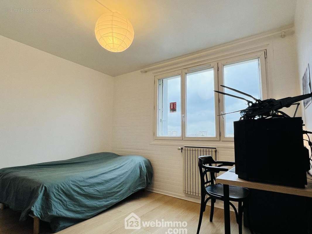 Première chambre de 12,4 m2 - Appartement à VITRY-SUR-SEINE