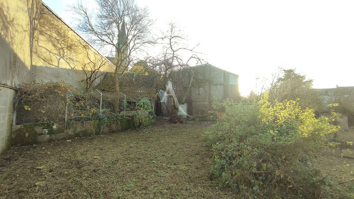 Terrain à LA MEMBROLLE-SUR-LONGUENEE