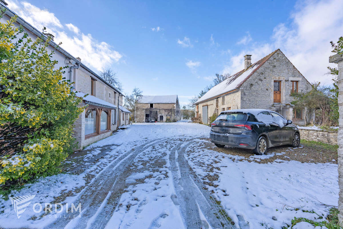 Maison à DRUYES-LES-BELLES-FONTAINES