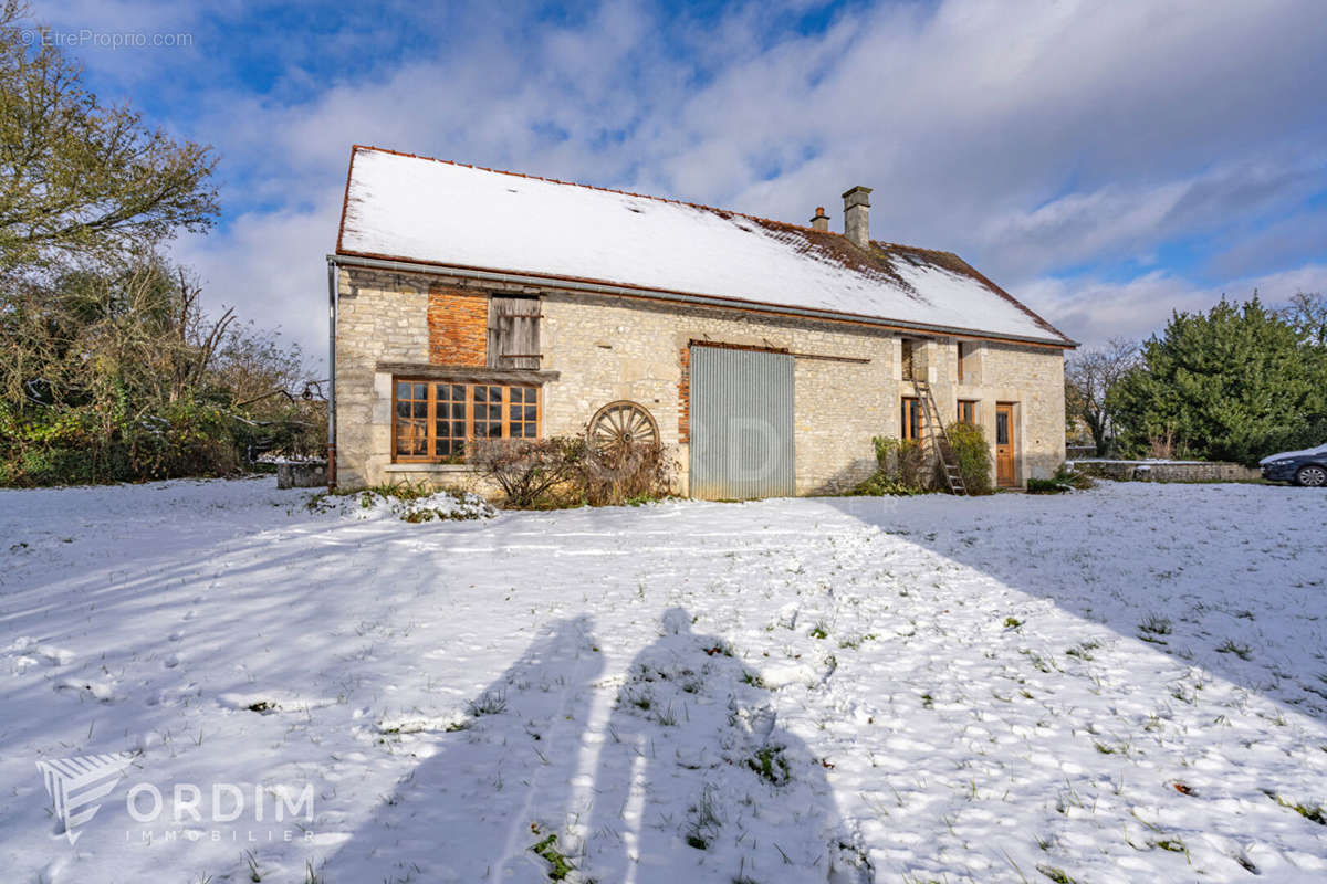 Maison à DRUYES-LES-BELLES-FONTAINES