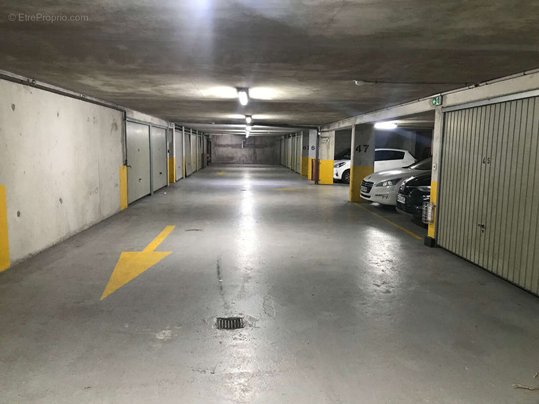 Parking à PARIS-20E