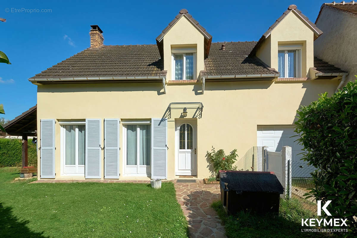 Maison à VALLANGOUJARD