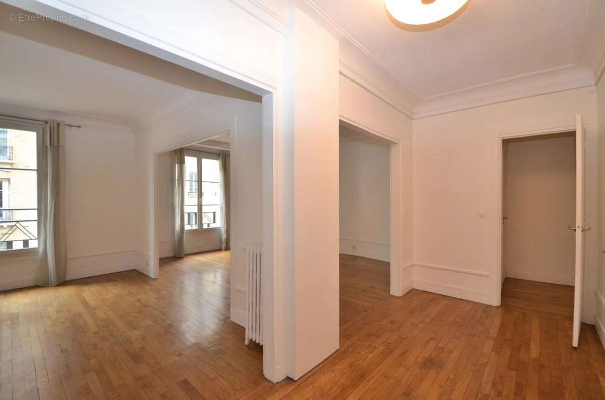 Appartement à PARIS-16E