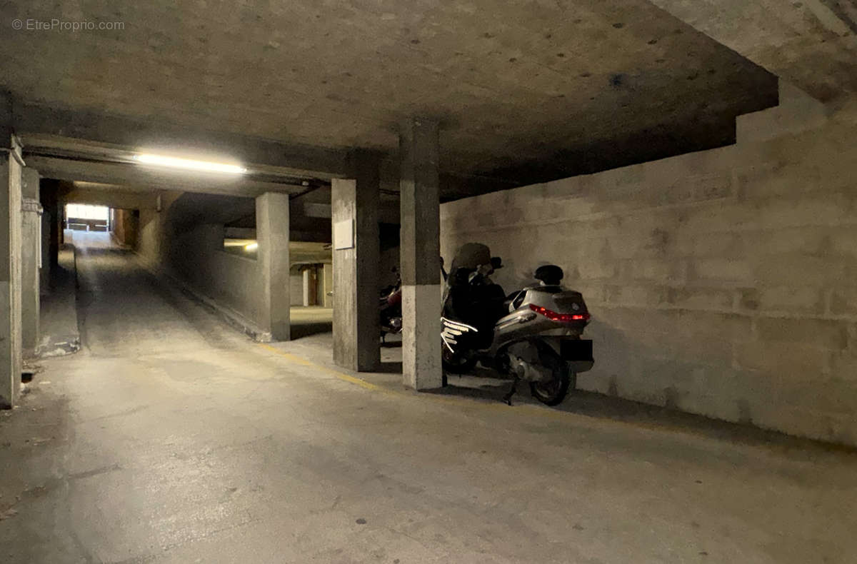 Parking à PARIS-20E