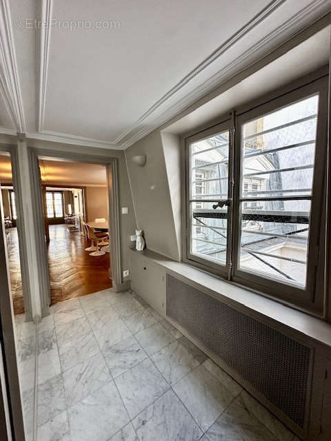 Appartement à PARIS-1E